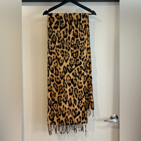 Accessories - Soft jaguar print scarf